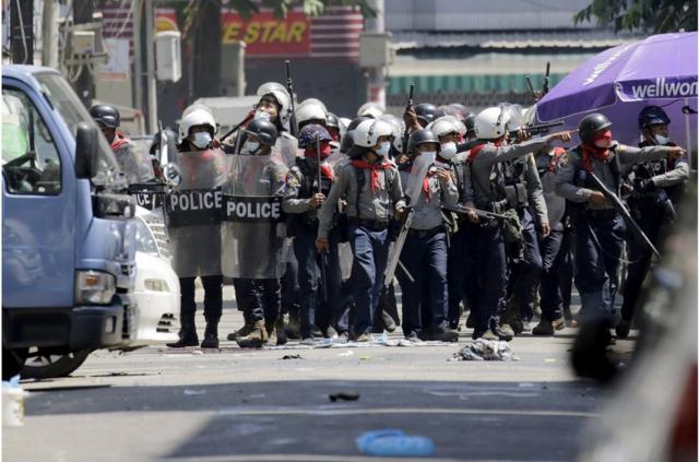 政變領導人周日試圖鎮壓，警方擴大了行動範圍。