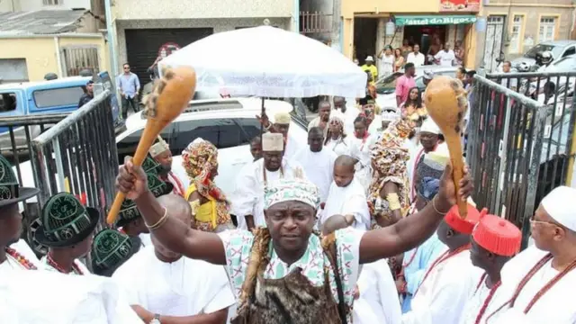 Ọọni n wọ ibudo kan pẹlu awọn ẹmẹwa rẹ