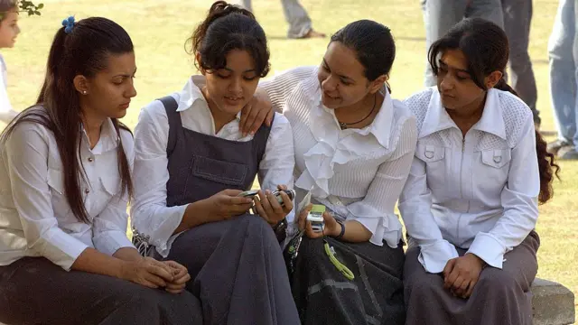 મોબાઇલ વાળી છોકરીઓ