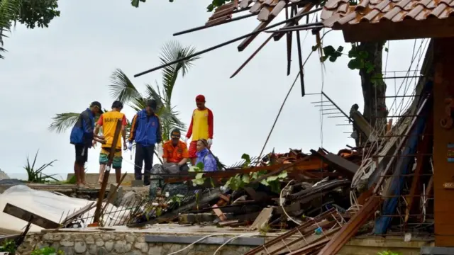Equipos de rescate atendiendo a heridos.
