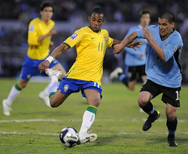 Robinho y Maximiliano Pereira.