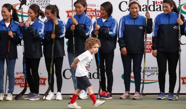 Isaga oo hormaraya kooxda dumarka ee ciyaarta Hockey-ga