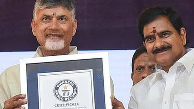 పోలవరంలో కాంక్రీటు ఫిల్లింగ్ గిన్నిస్ రికార్డును చూపిస్తున్న చంద్రబాబు నాయుడు, అధికారులు