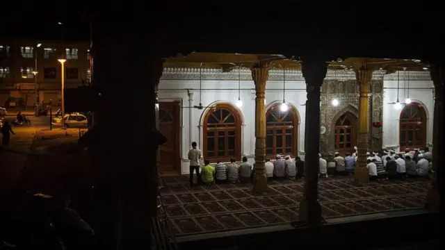 વીગર મુસ્લિમો પર જાતભાતનાં નિયંત્રણો