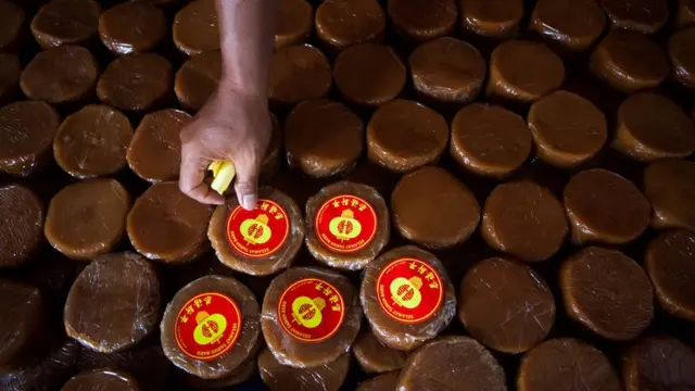 Pekerja membuat kue keranjang