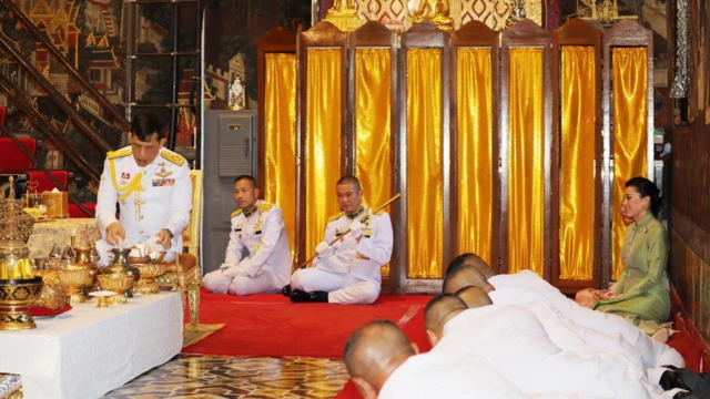 ร.10 เสด็จเปลี่ยนเครื่องทรงฤดูฝนองค์พระแก้วมรกต