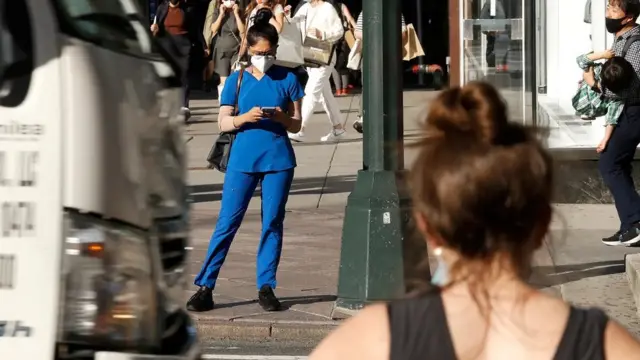 La plupart d'entre nous utilisent leur téléphone pendant qu'ils font autre chose, ce qui peut signifier que nous sommes moins vigilants pour repérer les arnaques potentielles