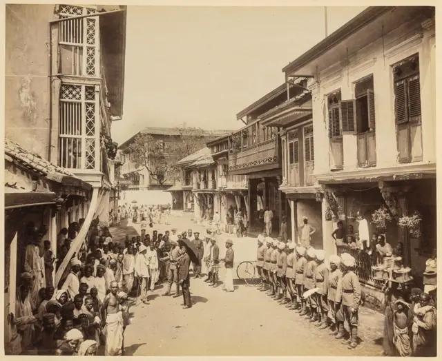 బాంబేలో ఆరోగ్య సేవల సిబ్బంది