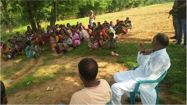 घटना के दिन ग्रामीणों से बात करते विधानसभा अध्यक्ष दिनेश उरांव