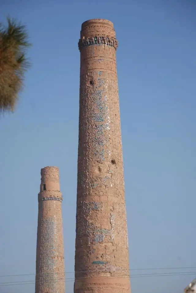 په هرات کې په تېره یوه لسیزه کې یوشمیر نوي او د نسبتاْ ښو امکاناتو لرونکي هوټلونه هم د بهرنیو مېلمنو د پالنې لپاره جوړ شوي.