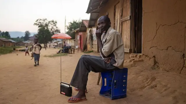 Hombre escuchando radio en África
