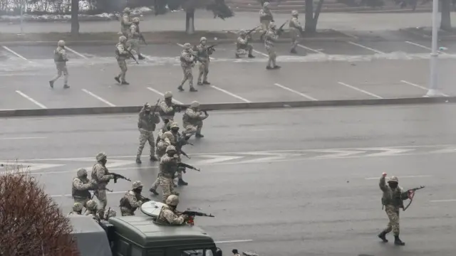 Qazaxıstan: atışmalar davam edir, banklar işini dayandırıb