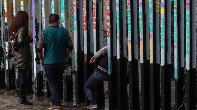 izbeglica prolazi kroz zid