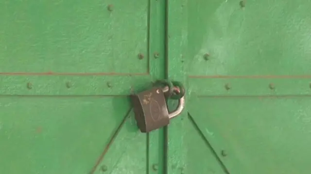 صورة محل مغلق