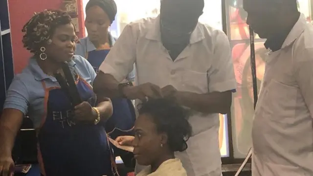 Babajide Olusola Sanwo-Olu dey fix woman hair