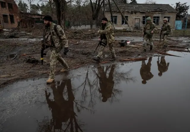 Các quân nhân Ukraine , gần làng Kozarovychi, thuộc vùng Kyiv, Ukraine ngày 2/4/2022