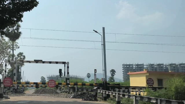 ఇప్పటం గ్రామం వద్ద రైల్వే గేటు