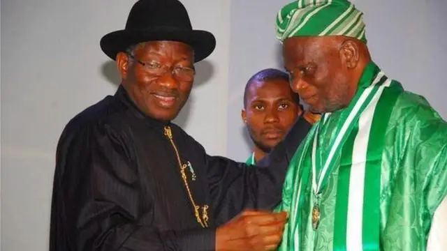 Aarẹ ana, Goodluck Jonathan n fi ami ẹyẹ da Taiwo Akinkunmi lọla