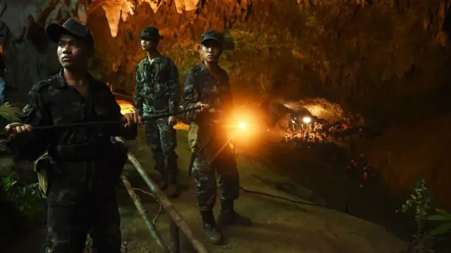 Militares afuera de la cueva de Tham Luang, en los días de trabajos de rescate del grupo de niños y su entrenador de fútbol.