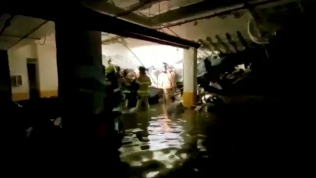 Equipos de rescate trabajan en el subsuelo del edificio colapsado.