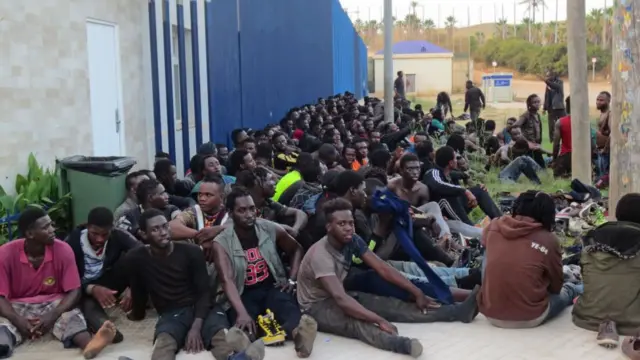 Migrants subsahariens à la clôture de Melilla.