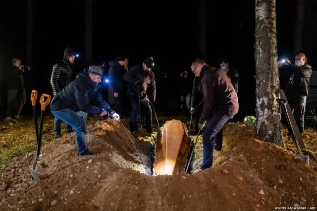 पोलैंड जाने का प्रयास करते हुए सीरिया के 19 साल के नागरिक अहमद की बग नदी में डूबकर मौत हो गई. उसके दफ़नाने के दौरान इमाम अलेक्जेंडर बज़ारेविक्ज़ ने दुआएं की. अहमद को पोलैंड में बोहोनिकी के मुस्लिम तातार समुदाय के एक कब्रिस्तान में दफ़नाया गया.