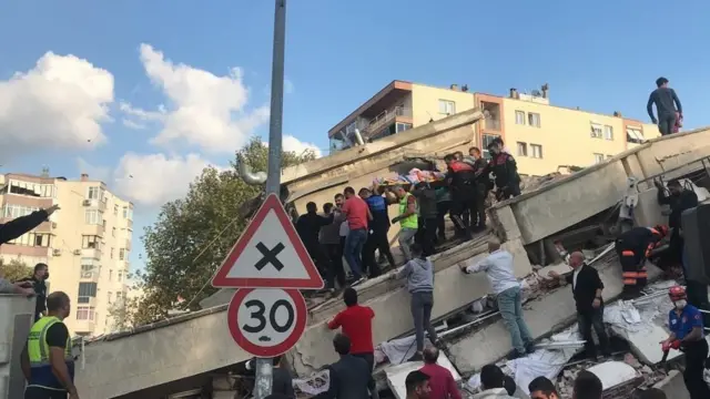 İzmir'in Bayraklı ilçesindeki yedi katlı bir binada gerçekleştirilen kurtarma çalışmalarından bir görüntü.
