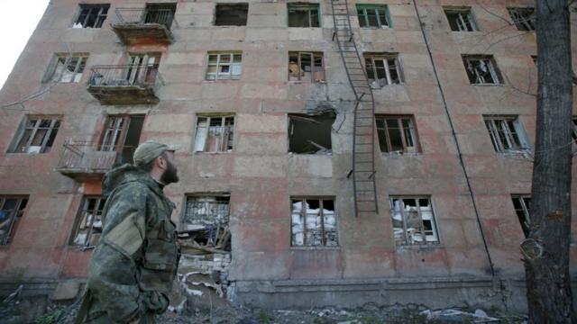 Un edificio dañado en Luhansk