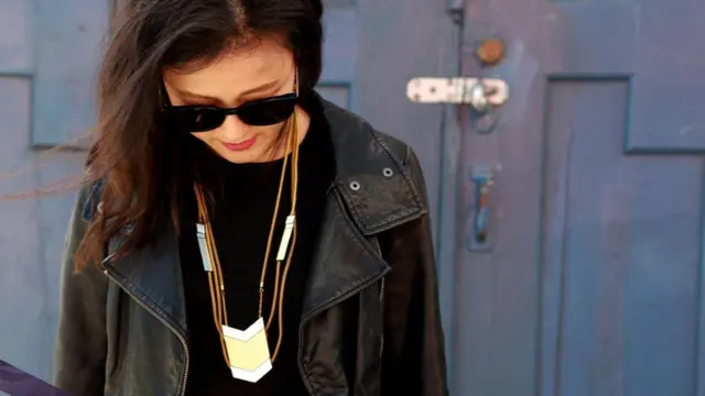 Williams creó una empresa para diseñar audífonos ocultos en collares. (Foto: Tinsel).