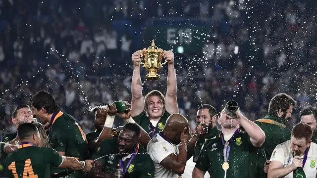 Le buteur sud-africain Pieter-Steph Du Toit (Centre) soulève la Coupe Webb Ellis alors qu'ils célèbrent leur victoire en finale de la Coupe du Monde de Rugby Japon 2019 entre l'Angleterre et l'Afrique du Sud au stade international de Yokohama le 2 novembre 2019.