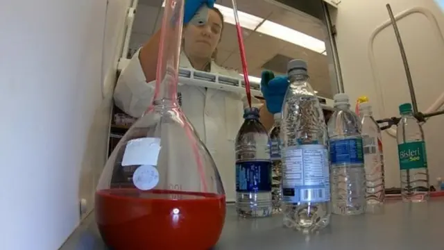 Ilmuwan bekerja membuktikan adanya partikel plastik dalam air mineral