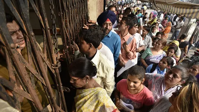 નોટબંધી 2016, બૅન્કની બહાર લોકો