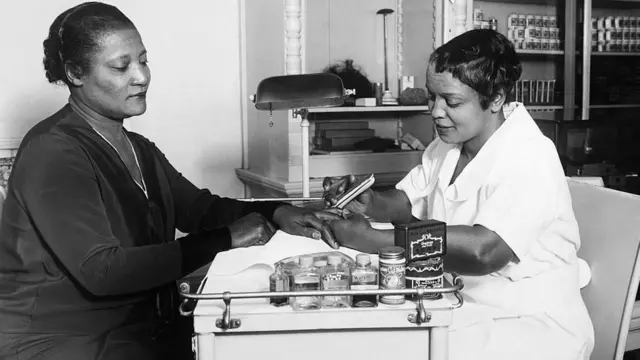 A'Lelia Walker se hace la manicure.