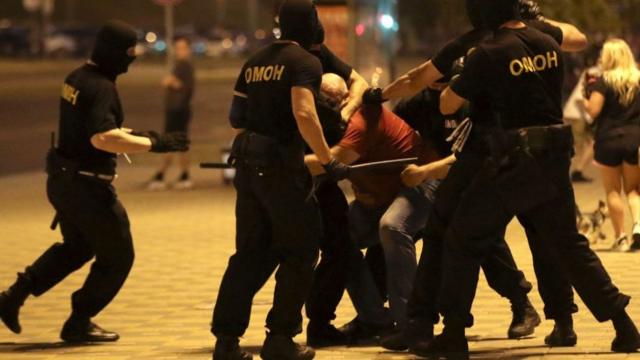 Сотрудники ОМОНа избивают задержанного на акции протеста в Минске 9 августа