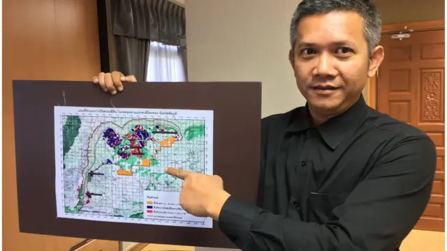 วรพลชี้ให้นักข่าวดูแผนที่
