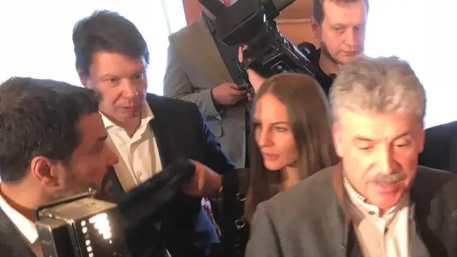 پاول گرودینین، نامزد حزب کمونیست، مشغول گفتگو با خبرنگاران