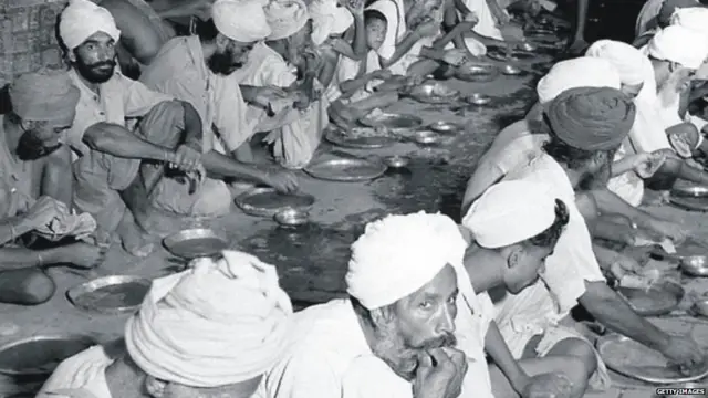 ਵੰਡ ਤੋਂ ਬਾਅਦ ਹਰਮਿੰਦਰ ਸਾਹਿਬ ਦੇ ਲੰਗਰ ਹਾਲ ਦੀ ਇੱਕ ਤਸਵੀਰ