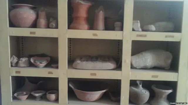 ਥੇਹ ਅਤੇ ਸਰਸਵਤੀ ਦੇ ਖ਼ੇਤਰ ਦੇ ਆਲੇ ਦੁਆਲਿਓਂ ਲੀਲਾਧਰ ਦੁਖੀ ਵੱਲੋਂ ਇਕੱਠੀਆਂ ਕੀਤੀਆਂ ਗਈਆਂ ਪੁਰਾਣੀਆਂ ਵਸਤਾਂ