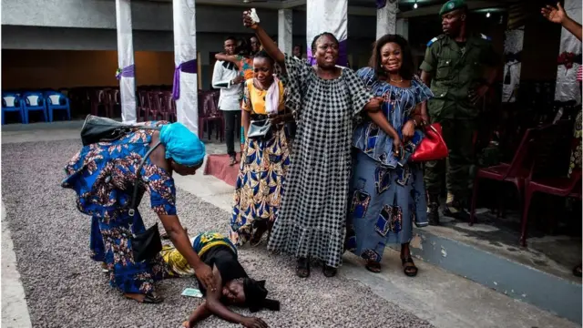 Nwaanyị dara n'ala