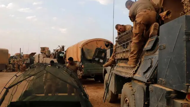 Loltoonni Faransaay Maalii keessaa bahuuf wayita meeshaa qixeefataa turaniitti