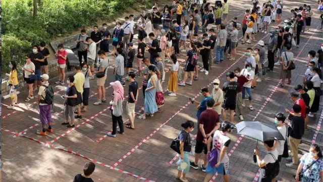 初选吸引逾60万人投票,多个票站大排长龙。
