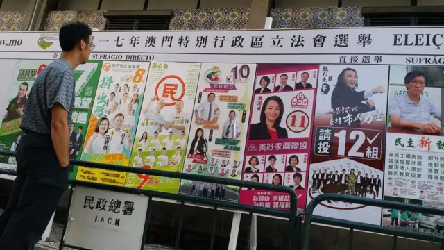 澳門葡文學校外一名路人察看選舉海報(BBC中文網圖片17/9/2017)