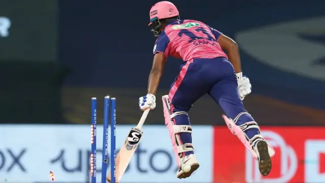 हार्दिक पंड्या ने अपने डायरेक्ट थ्रो पर कप्तान संजू सैमसन को रन आउट कर राजस्थान की जीत की उम्मीदें कम कर दीं