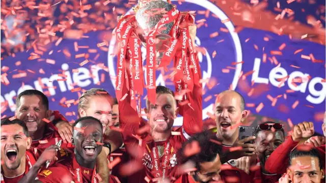 Awọn agbabọọlu Liverpool gbe ife ẹyẹ