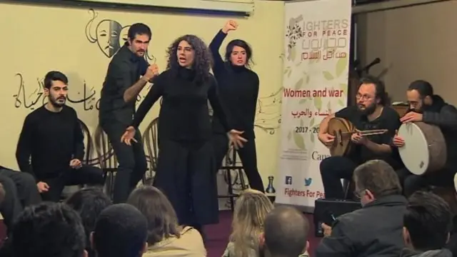 যুদ্ধের ভয়াবহতা বোঝানোর জন্য তারা বিভিন্ন চরিত্রে অভিনয় করে