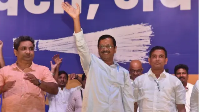 केजरीवाल के साथ पालेकर