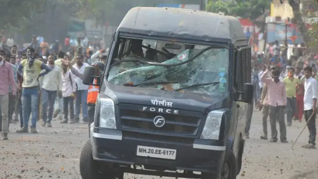 पोलिसांची वाहनं फोडण्यात आली.