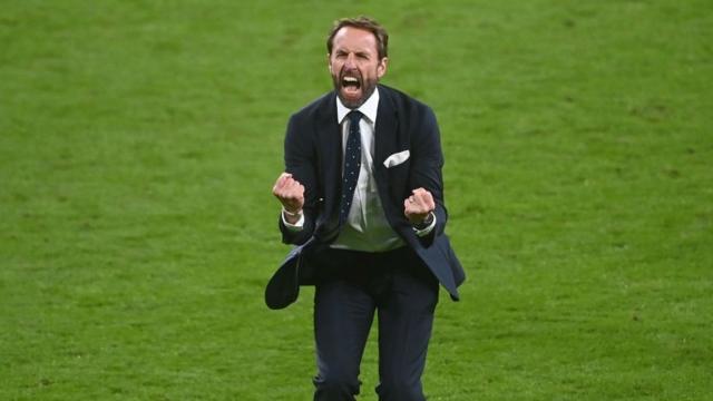 Gareth Southgate célèbre la victoire de l'Angleterre contre le Danemark en demi-finale de l'Euro 2020