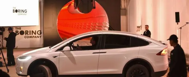 సొరంగ వ్యవస్థలో ప్రయాణానికి మార్పులు చేసిన టెస్లా ఎలక్ట్రిక్ కారును వాడారు
