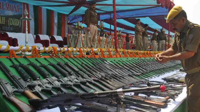 चरमपंथियों के आत्मसमर्पण के बाद उनसे बरामद हथियार (फ़ाइल फ़ोटो)